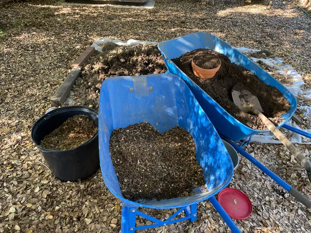 Mixing soil+coco coir+compost